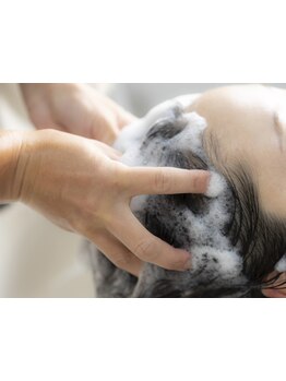 《エイジングケアを癒しの時間に…》ヒト幹細胞×ヘッドスパ。通うたびに健康的な髪へと導きます◎