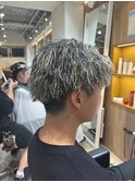 ［雰囲気抜群ヘアスタイル］金メッシュ×ツイスパ