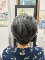 フラップ(Flap)&nbsp;自然なグレイヘアショートスタイル