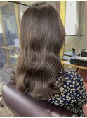 艶色|赤みを抑え髪を綺麗に魅せるブラウングレージュ