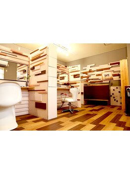 温かみのある木目とオレンジを基調にした店内♪毎日の忙しさから解放し、癒しの時間をお過ごし頂けます！