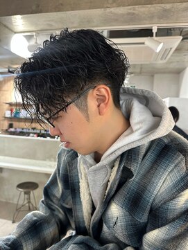 ガーデンタチカワネクスト(garden tachikawa next) センターパート/強めツイストスパイラルパーマ/縦落ちパーマ