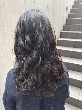 レジュアル(RESSUAL) ロング強めスパイラルハードパーマ暗めカラーウェーブヘア黒髪