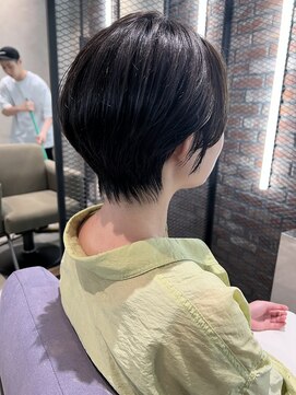 ベイショア(Bay Shore NY) グレージュカラーぱっつん前髪ステップボーンカット