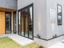 グラシアス 長岡京店(Gracias)の雰囲気（入口すぐ前の緑の部分が駐車場です☆）