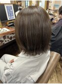 アッシュ系ブラウンで落ち着きある髪色