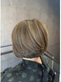 白髪を活かしたアッシュベージュにハイライトで立体感をプラス