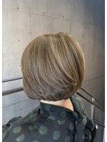 トエ(toe)&nbsp;白髪を活かしたアッシュベージュにハイライトで立体感をプラス