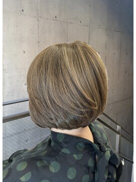 白髪を活かしたアッシュベージュにハイライトで立体感をプラス