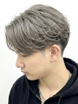 ミヤビ(MIYAVI)&nbsp;ナチュラルセンターパートフェザーパーマ毛流れパーマブリーチ