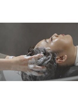 頭皮のお悩みに合わせた心地良いヘッドスパが体験可能!お好みで4種類のアロマの香りを変更できます♪[静岡]