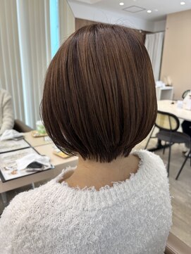 アヴァンス 箕面(AVANCE.) ショートボブ×白髪ぼかし×イルミナカラー