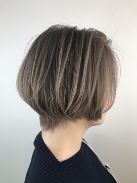 チェレ オレ 新金岡店(Chere ore) 30代40代のデザインカラー×白髪隠しハイライト×くびれショート