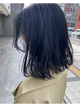 エル(EL by green) (akiko)ネイビーブルー×ほぐし外ハネスタイル