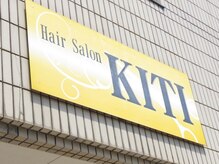 キチ(KITI)の雰囲気（黄色い看板が目印です。店舗の前が駐車場になります。）