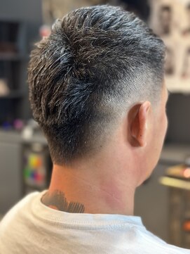 フランクスバーバー アンド ビアークラブ(FRANK'S BARBER and BEER CLUB) クロップミドルハイフェード束感バーバーバーストフェード