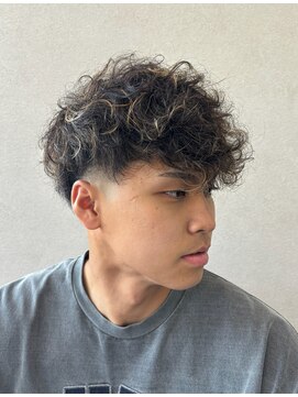 髪屋 清潔感溢れるフェードスタイル+MIXパーマ【男らしさUP】