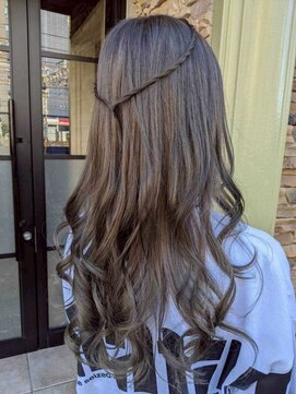 ジュリアンマーラ(Julien Mara) 外国人風アッシュ/グレージュ/透明感カラー/ゆるふわウェーブ