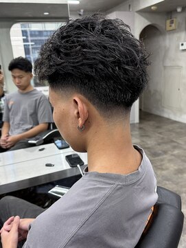 ニコ トウキョウ ロジック(nico TOKYO Logic) 極道パーマホワイトメッシュテーパーフェード短髪メンズ髪型