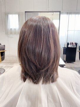 ワン(One...) アッシュベージュのレイヤーボブ