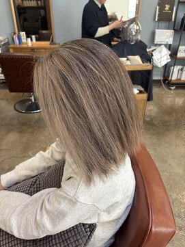 スアバイキキ(SuA by kiki.) ミディアムレイヤー/ハッシュカット/ワインレッド[千葉]