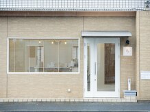 エイチドットオー(H.O)の雰囲気(淡い黄土色の壁に扉枠、窓枠が白色の店舗でございます。)
