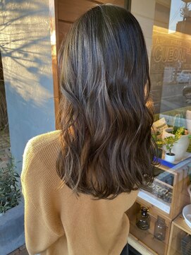 キュオンシア(CUEON. ciea) ハイライト×オリーブベージュ