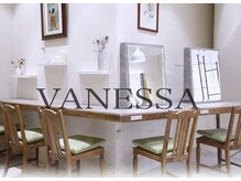 ヴァネッサ VANESSAの雰囲気（１Fの内観。白を基調とした落ち着いた空間をイメージ。【鶴見】）