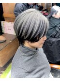 ホワイトシルバーアンブレラ×黒ベースの大人ショート
