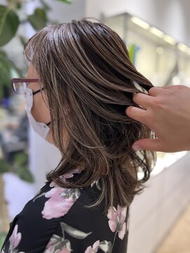 ステア ケース(stair case) 顔まわりに白髪が集中している方向け！白髪ぼかしハイライト