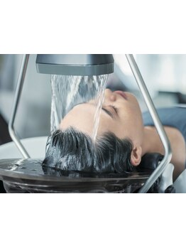 せせらぎに包まれる5分間。温かい炭酸泉のぬくもりに癒される極上のリラックスタイムをお過ごしください。