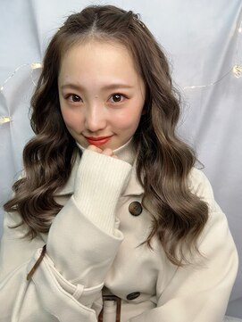 ミルクティー系・透明感カラー・ゆる巻きロング・前髪アレンジ