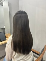 カミエ(kamie)&nbsp;グレージュロング × 透明感を引き出すカット＆カラー