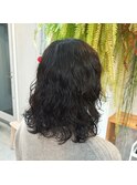 白髪染め毛のミディアムウェーブ