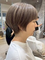 ソワネ 表参道(soigne)&nbsp;青山白髪ぼかしハイライト丸みショートボブアッシュグレー40代