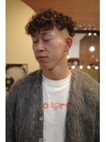 エディ(Edy)&nbsp;スペインカールスキンフェードブラウンカラー刈り上げ眉毛カット