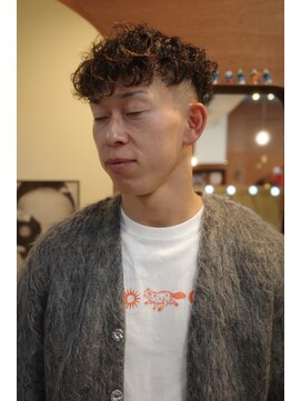 エディ(Edy) スペインカールスキンフェードブラウンカラー刈り上げ眉毛カット