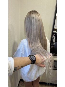 アバディブロス(Abadi Bros) エクステと馴染むホワイトカラー