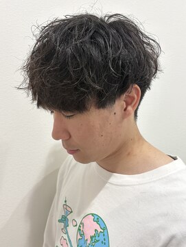 ヒュイル バイ ニアウ(Hwyl by Niau) MEN’S HAIR/サーフカール/刈り上げセンターパート/伊勢崎