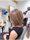 細かめ白髪ぼかしハイライトミディアムレイヤーカット【藤沢】