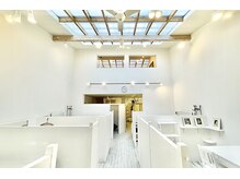 ペスコペスカ(PESCO PESCA)の雰囲気（天井が高くフランスリゾートのような開放感のある店内）