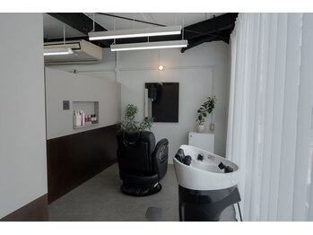 カフネ(CAFUNE)の写真/2席だけの半個室サロン。カットからシャンプーまで、同じ席でゆったりと。