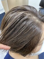 ロンドプロフィール 浦和(Lond profil)&nbsp;中川陽南子　グレイカラー白髪ぼかしハイライトふわりショート