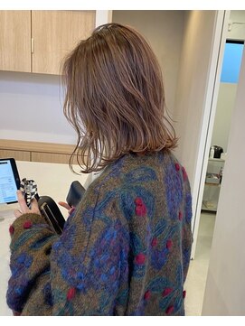 アム(am) 大人シアーベージュミニウルフボブミディアムレイヤー