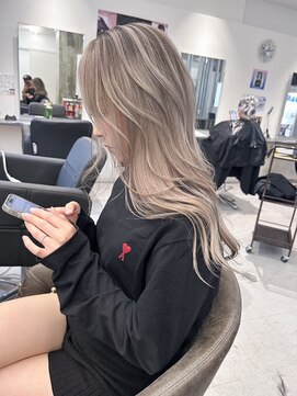 キング(K!ng) ハイライトカラーミルクティーベージュレイヤーカット