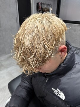 ルイス(L'wis) ブロンドカラー.スペインカール.フェード刈り上げ.10代.20代