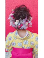 ヘアメイクサロン シャルメ(Hair Make Salon CHARMER)&nbsp;ドライフラワーで華やかに!ワンランク上のシニヨンスタイル