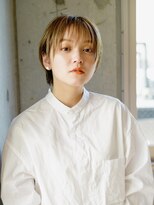 ライラ(Lyla)&nbsp;顔まわりのレイヤーが可愛い　ハイトーンベージュ丸みショート
