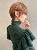 理想的なくびれのある大人美人ショート