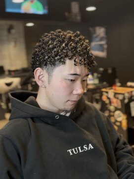 フランクスバーバーザスタンド(Frank’s barber the stand) 刈り上げセンターパート/波巻きツイストスパイラル/飯田橋